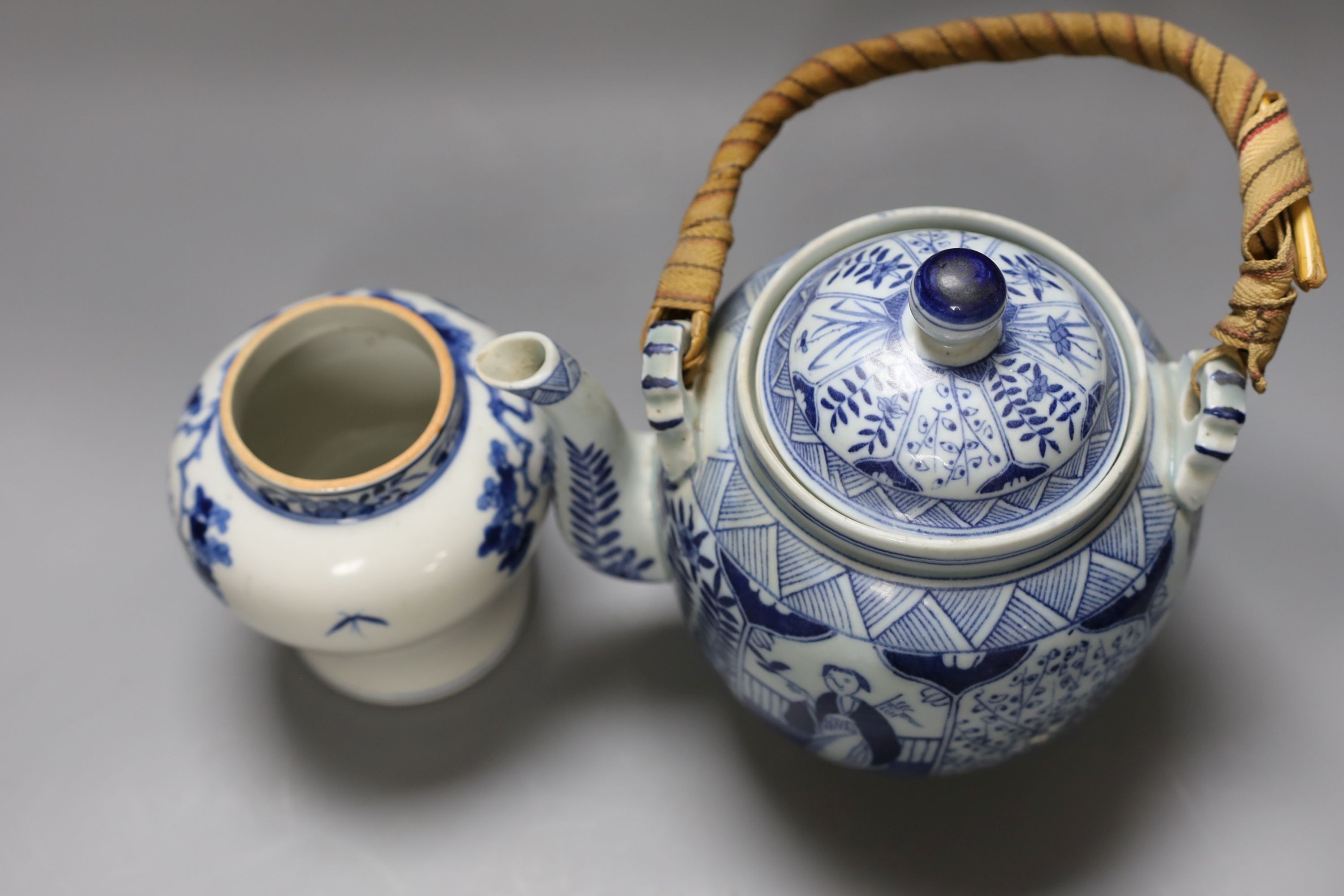 A Chinese blue and white small vase and teapot 19cm